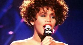 Whitney Houston - Fotocredits: PH2 Mark Kettenhofen (Bron: Wikimedia Commons)