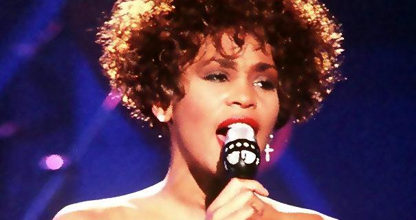 Whitney Houston - Fotocredits: PH2 Mark Kettenhofen (Bron: Wikimedia Commons)