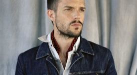 Brandon Flowers - foto: Lucy Hamblin - bron: wikimedia commons