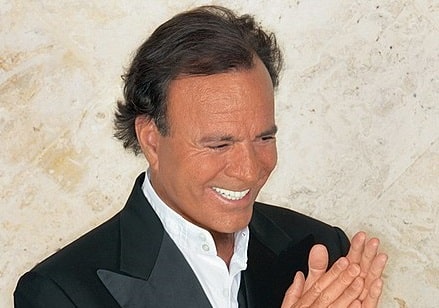 Julio Iglesias - Foto Alejandro Vilar - CC0 1.0 Universal Public Domain