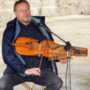 Nyckelharpa - Fotocredits Martin Burns - Flickr (CC BY 2.0) - Vreemde instrumenten, vreemdste muziekinstrumenten