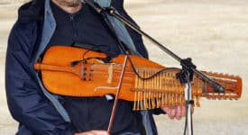 Nyckelharpa - Fotocredits Martin Burns - Flickr (CC BY 2.0) - Vreemde instrumenten, vreemdste muziekinstrumenten