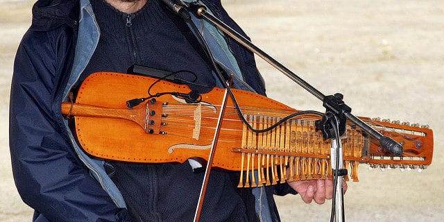 Nyckelharpa - Fotocredits Martin Burns - Flickr (CC BY 2.0) - Vreemde instrumenten, vreemdste muziekinstrumenten