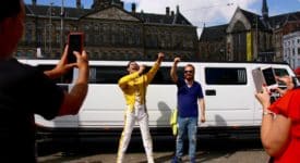 Beeld Freddie Mercury op de Dam - Hard Rock Café Amsterdam - Bron: Persbericht Hard Rock Café