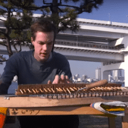 Sami met zijn chopstick piano (Bron: Screenshot YouTube)