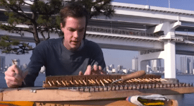 Sami met zijn chopstick piano (Bron: Screenshot YouTube)