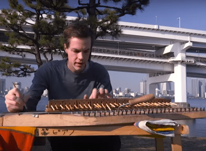 Sami met zijn chopstick piano (Bron: YouTube)