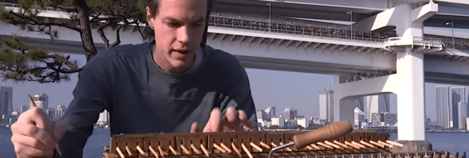 Sami met zijn chopstick piano (Bron: Screenshot YouTube)