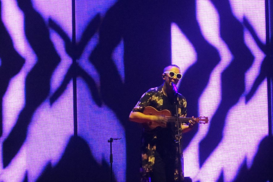 Tyler Joseph (Twenty One Pilots) met kimono en zonnebril - Foto: Renate Wientjes (ArtiestenNieuws)