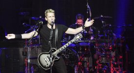 Nickelback - Bron: Stuart Sevastos - Flickr/Wikimedia Commons