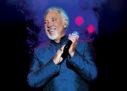 Tom Jones - Foto: VMusic2016 - (Bron: Wikimedia Commons)