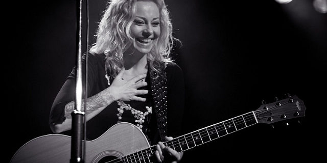 Anneke van Giersbergen - foto: Joost Nuijten - bron: Flickr (CC BY-NC 2.0)