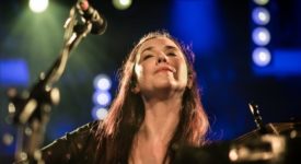 Artiest: Lisa Hannigan - Bron: Flickr - Author: Justin Higuchi (wikimedia CC BY 2.0)