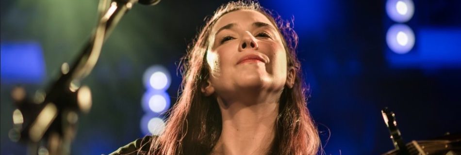 Artiest: Lisa Hannigan - Bron: Flickr - Author: Justin Higuchi (wikimedia CC BY 2.0)