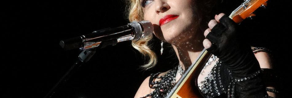 Erger jij je ook zo aan die kapotgedraaide nummers op de radio? Dit overkomt zelfs de allergrootste artiesten. Zij kunnen hun eigen hits niet meer kunnen aanhoren. Dit is een lijst met artiesten die hun eigen hits haten., Madonna - Fotocredits: Pascal Mannaerts - Wikimedia Commons (CC BY-SA 3.0)