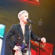 P!nk - Fotocredits: Allison Bron: Flickr (CC BY-SA 2.0)