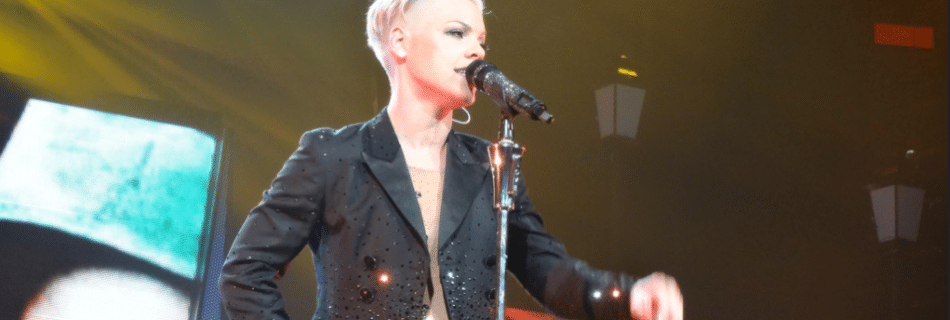 P!nk - Fotocredits: Allison Bron: Flickr (CC BY-SA 2.0)