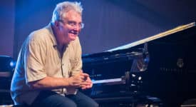 Randy Newman - Foto: Earl McGehee (Flickr, CC BY 2.0)