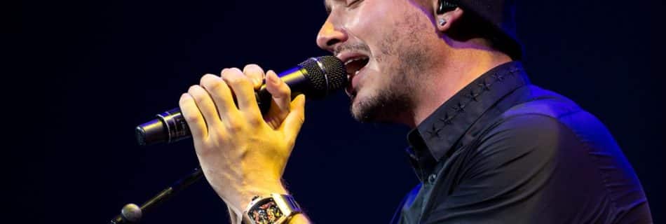 J Balvin (cropped) - Fotocredits Ralph Arvesen (Wikimedia Commons)