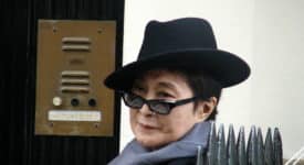 Yoko Ono - Foto Simon Hariyott (Wikimedia Commons)