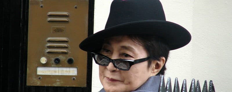 Yoko Ono - Foto Simon Hariyott (Wikimedia Commons)