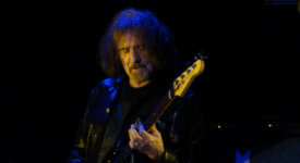 Deadland Ritual, Geezer Butler (Black Sabbath) cropped - Foto Alberto Cabello (Flickr CC BY 2.0)