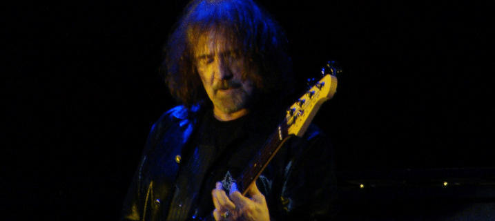 Deadland Ritual, Geezer Butler (Black Sabbath) cropped - Foto Alberto Cabello (Flickr CC BY 2.0)