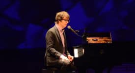 Ben Folds - Fotocredits: Kristian Risager Larsen (Flickr CC BY-SA 2.0) (Ben Folds and a piano)