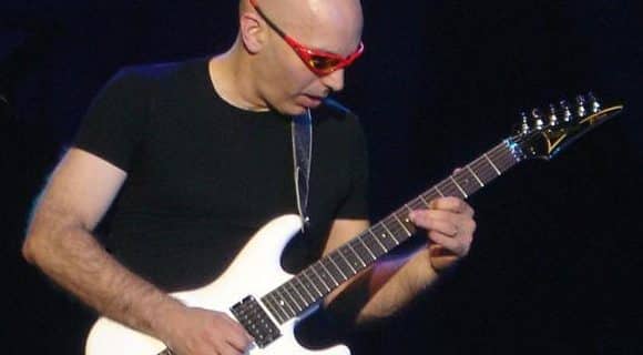 Joe Satriani - Bron: WikiMedia Commons - Fotocredits: Chascar - (CC BY 2.0)