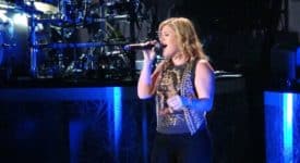 Kelly Clarkson - Fotocredits: vagueonthehow (Wikimedia CC BY 2.0)