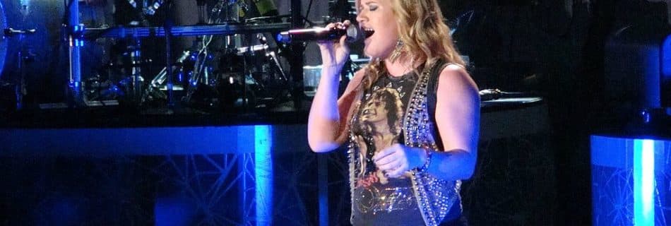 Kelly Clarkson - Photo credit: vaguely how (Wikimedia CC BY 2.0)