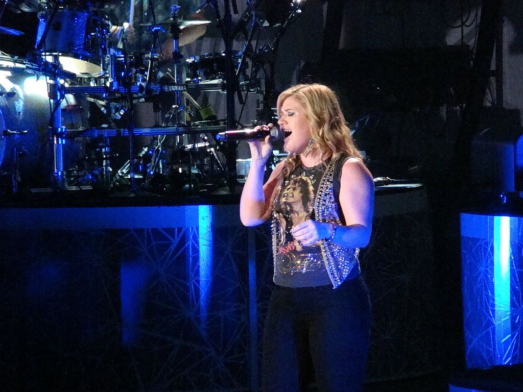 Kelly Clarkson covers Stay With Me by Sam Smith [Video]