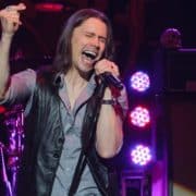 Myles Kennedy (cropped) - Foto Kreepin Deth (Wikimedia, CC BY-SA 3.0) (2)