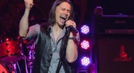 Myles Kennedy (cropped) - Foto Kreepin Deth (Wikimedia, CC BY-SA 3.0) (2)
