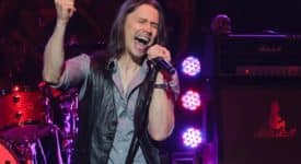 Myles Kennedy (cropped) - Foto Kreepin Deth (Wikimedia, CC BY-SA 3.0) (2)