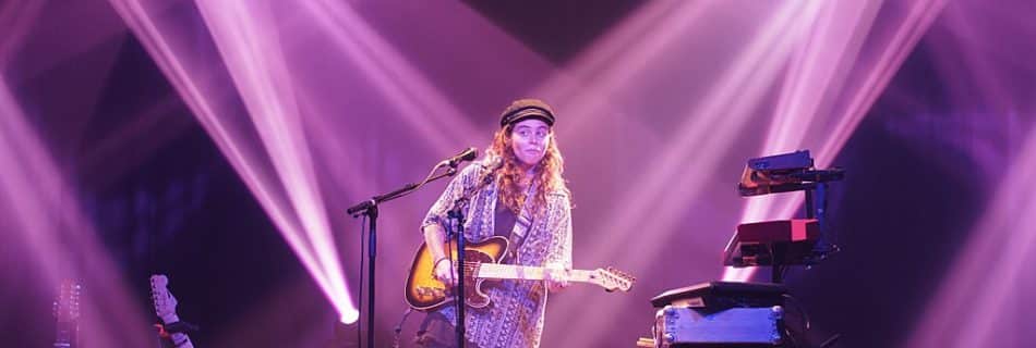 Tash Sultana - Fotocredits: Eric de Redelijkheid (Wikimedia CC BY-SA 2.0)