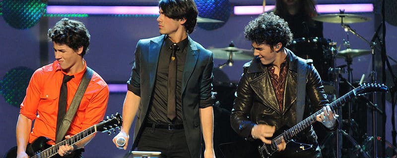 The Jonas Brothers - Bron: Wikimedia (CC BY-SA 2.0) - Fotocredits: Mass Communication Specialist 1st Class Mark O'Donald