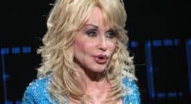 Dolly Parton - Bron: Flickr - Fotocredits: Pipilongstockings - (CC BY 2.0)