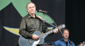 Neil Diamond (cropped) - Foto Neal Whitehouse Piper (Flickr, CC BY-SA 2.0)