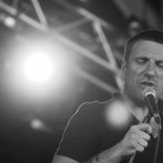 Jason Williamson (Sleaford Mods) - Bron: Flickr (CC BY-ND 2.0) - Fotocredits: Slide Stage Collective