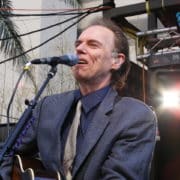 John Hiatt - Foto: Ron Baker (Wikimedia Commons, CC BY-SA 3.0)