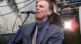 John Hiatt - Foto: Ron Baker (Wikimedia Commons, CC BY-SA 3.0)