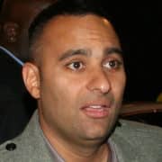 Russell Peters (cropped) - Bron: Wikimedia Commons (CC BY-SA 3.0) - Fotocredits: gdcgraphics