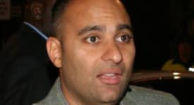 Russell Peters (cropped) - Bron: Wikimedia Commons (CC BY-SA 3.0) - Fotocredits: gdcgraphics