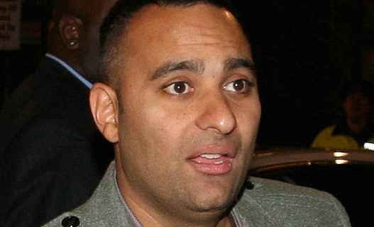 Russell Peters (cropped) - Bron: Wikimedia Commons (CC BY-SA 3.0) - Fotocredits: gdcgraphics