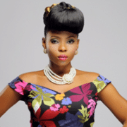 Yemi Alade (cropped) - Bron: Wikimedia Commons (CC BY-SA 4.0) - Fotocredits: IDomingo