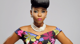 Yemi Alade (cropped) - Bron: Wikimedia Commons (CC BY-SA 4.0) - Fotocredits: IDomingo