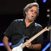 De legendarische Eric Clapton speelt live tijdens het Hard Rock Calling concert op 28 juni 2008 in Hyde Park, Londen. Author: Majvdl (Wikimedia Commons, CC BY-SA 3.0)