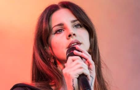 Lana Del Rey (cropped) - Foto: Harmony Gerber (Wikimedia, CC BY 2.0)