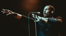 Leon Bridges - Credits: Cal Quinn (Own work) (CC BY-SA 4.0), via Wikimedia Commons